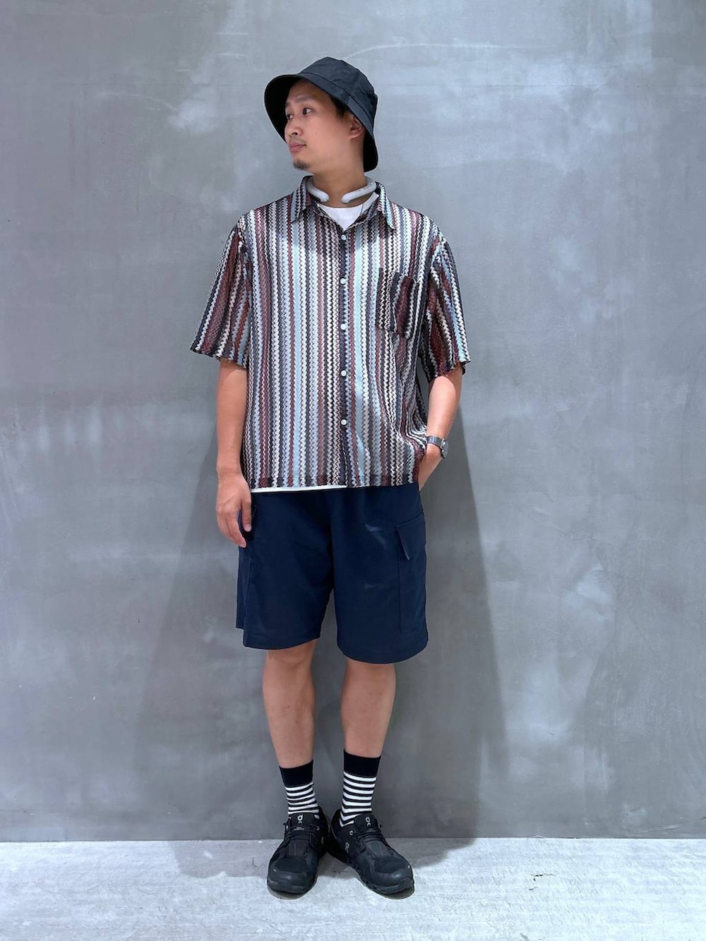 レッド系のシャツ/ブラウス、ホワイト系のTシャツ/カットソー、ブルー系のその他パンツを着用したメンズの夏コーディネートの4枚目の写真