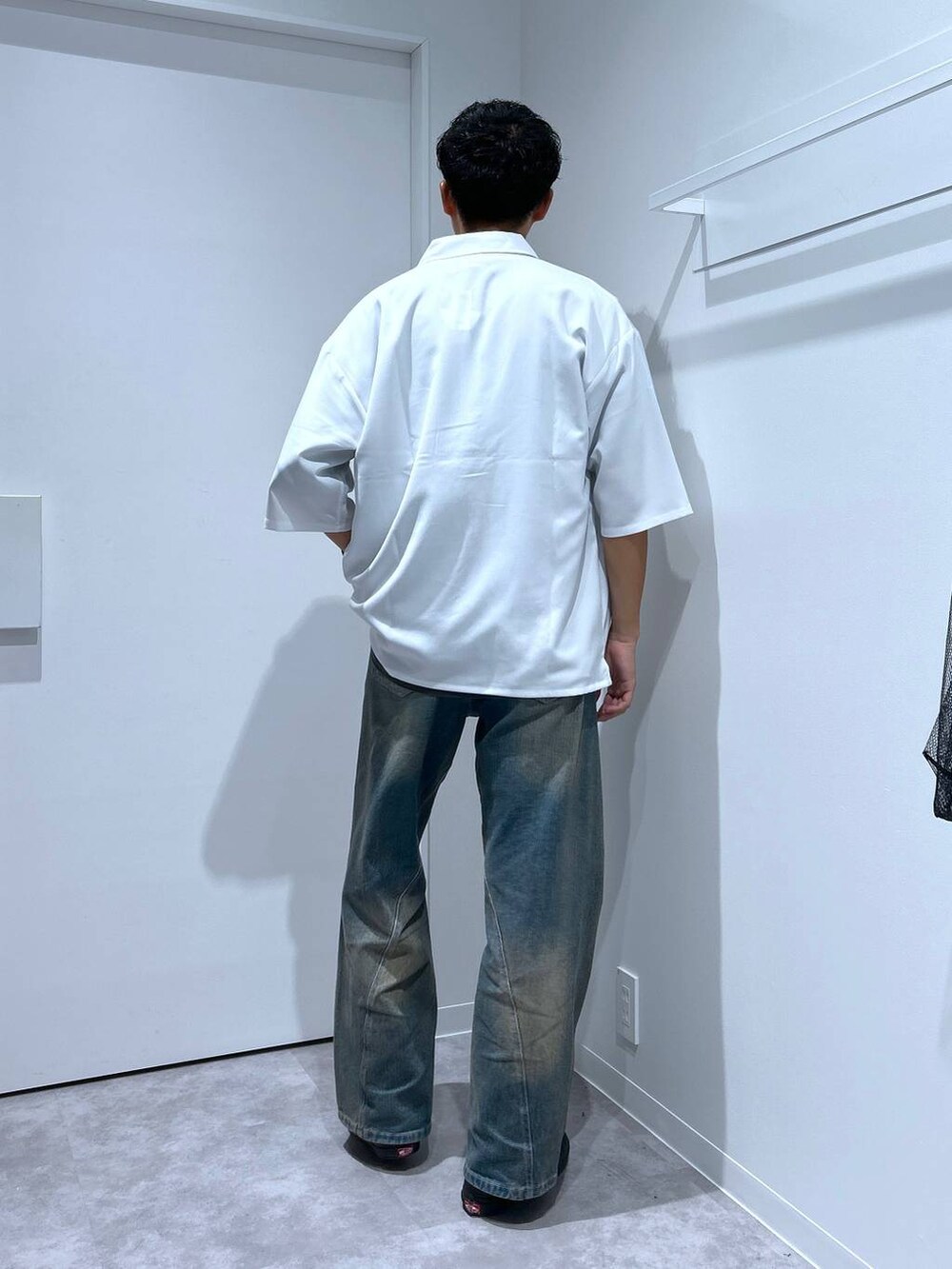 ブルー系のデニムパンツ、ホワイト系のシャツ/ブラウス、グレー系のTシャツ/カットソーを着用したメンズの春コーディネートの3枚目の写真