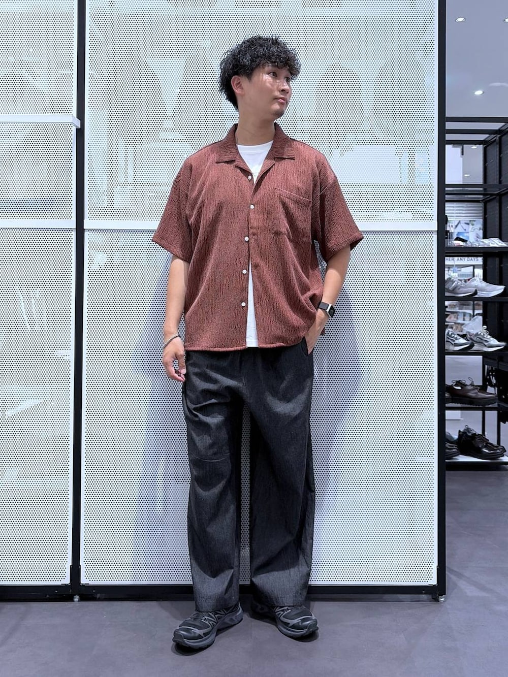ホワイト系のタンクトップ、レッド系のシャツ/ブラウス、ブラック系のデニムパンツを着用したメンズの夏コーディネートの2枚目の写真