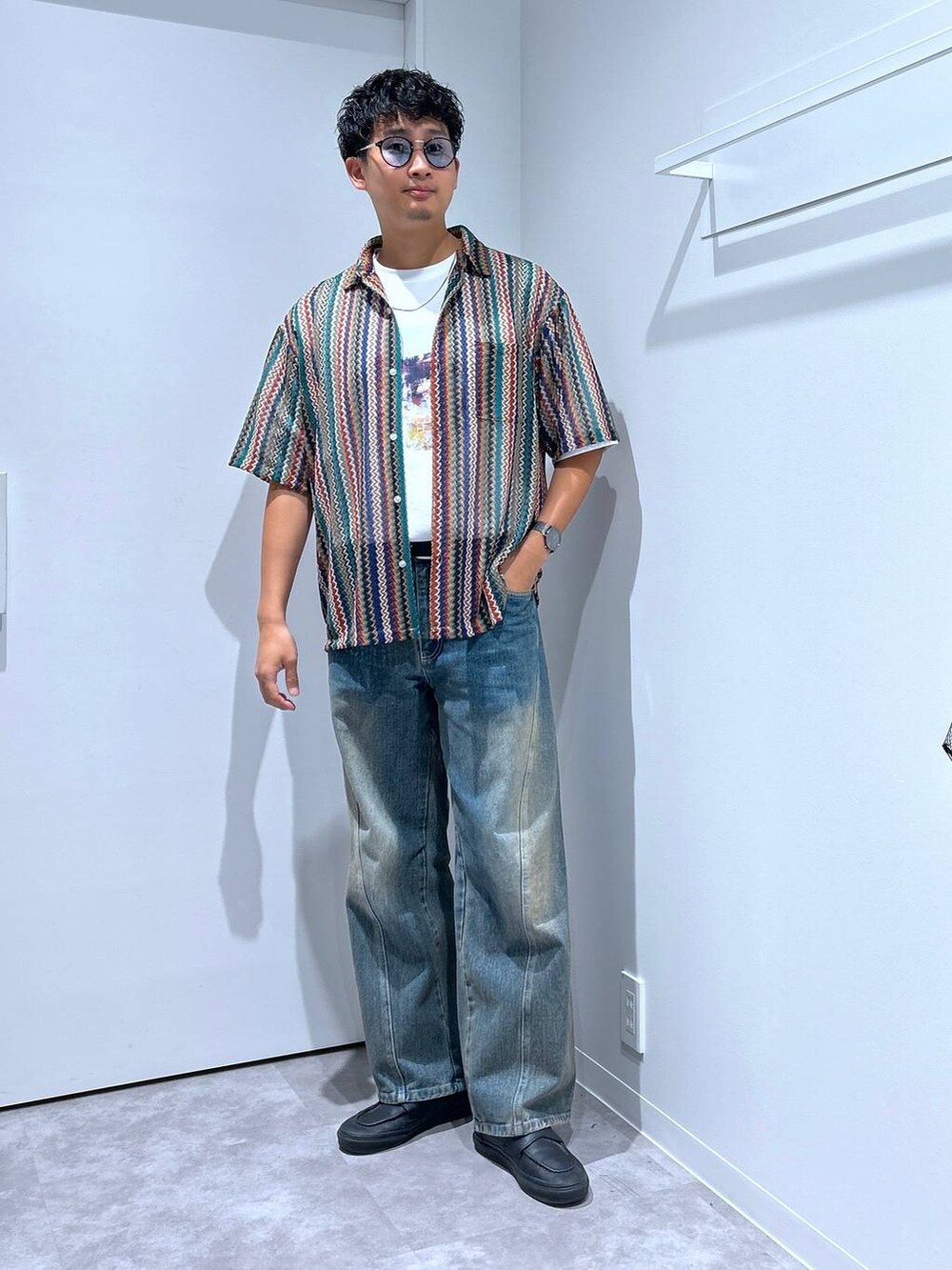 ブルー系のデニムパンツ、ホワイト系のTシャツ/カットソー、グリーン系のシャツ/ブラウスを着用したメンズの春コーディネートの4枚目の写真