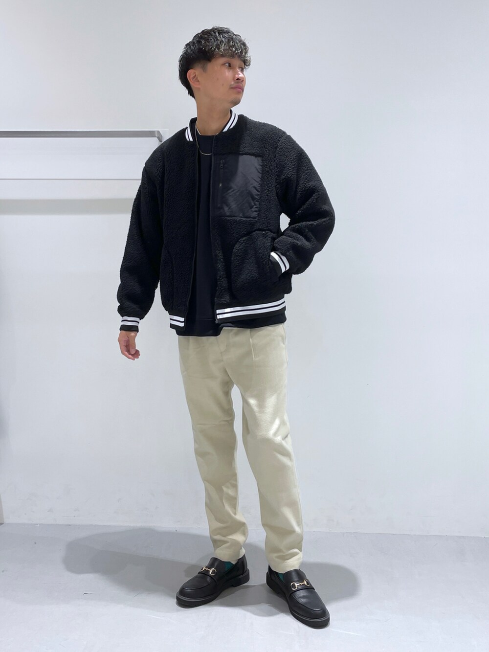 ブラック系のローファー、ホワイト系のその他パンツ、ブラック系のスウェットを着用したメンズの冬コーディネートの2枚目の写真