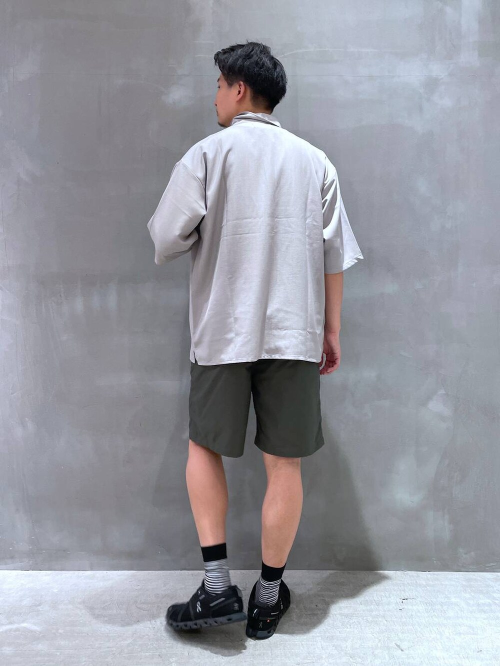 グレー系のシャツ/ブラウス、ブラック系のTシャツ/カットソー、グリーン系のその他パンツを着用したメンズの春コーディネートの3枚目の写真