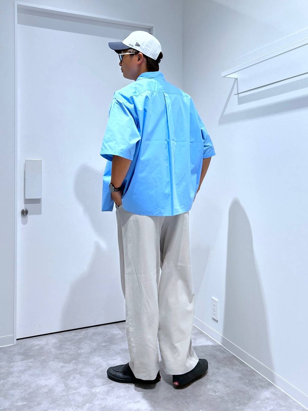 ブルー系のシャツ/ブラウス、ベージュ系のその他パンツ、ブラック系のサングラスを着用したメンズの夏コーディネートの3枚目の写真