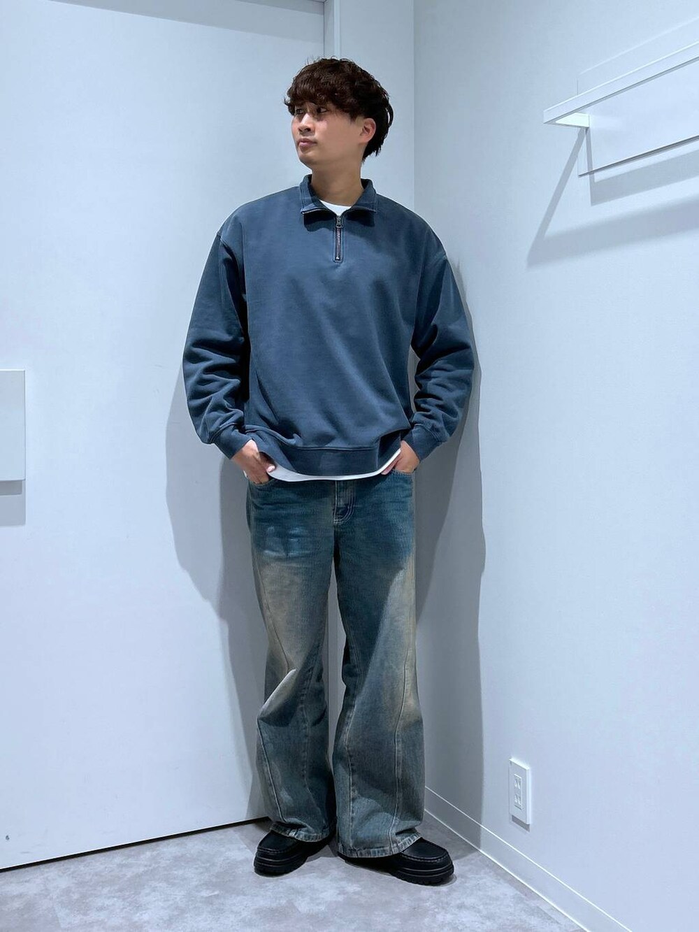 ホワイト系のTシャツ/カットソー、ブルー系のデニムパンツ、ブラック系のローファーを着用したメンズの冬コーディネートの4枚目の写真