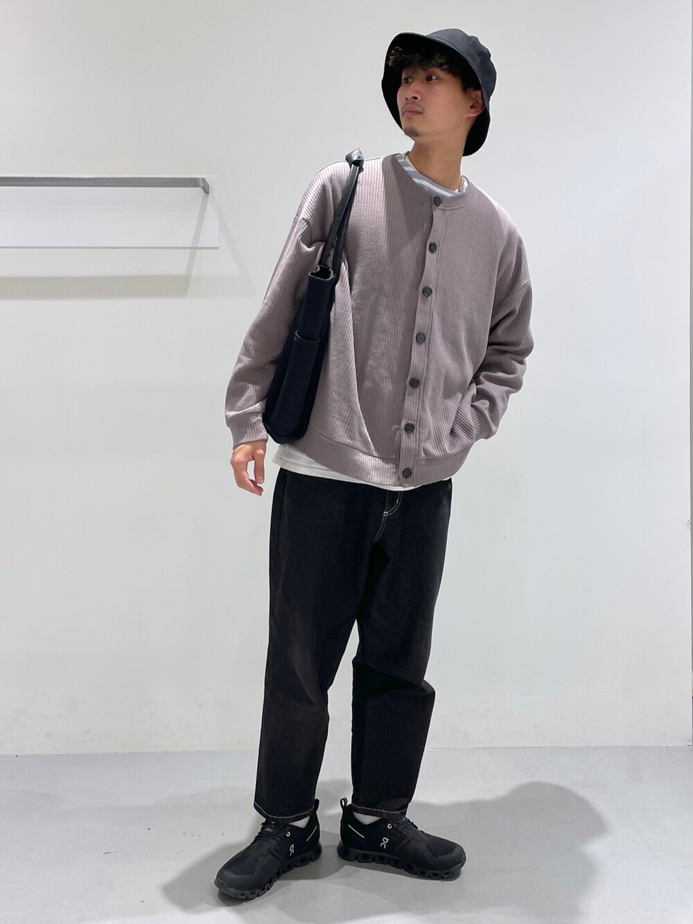 ブラック系のデニムパンツ、パープル系のTシャツ/カットソー、グレー系のカーディガン/ボレロを着用したメンズの冬コーディネートの2枚目の写真