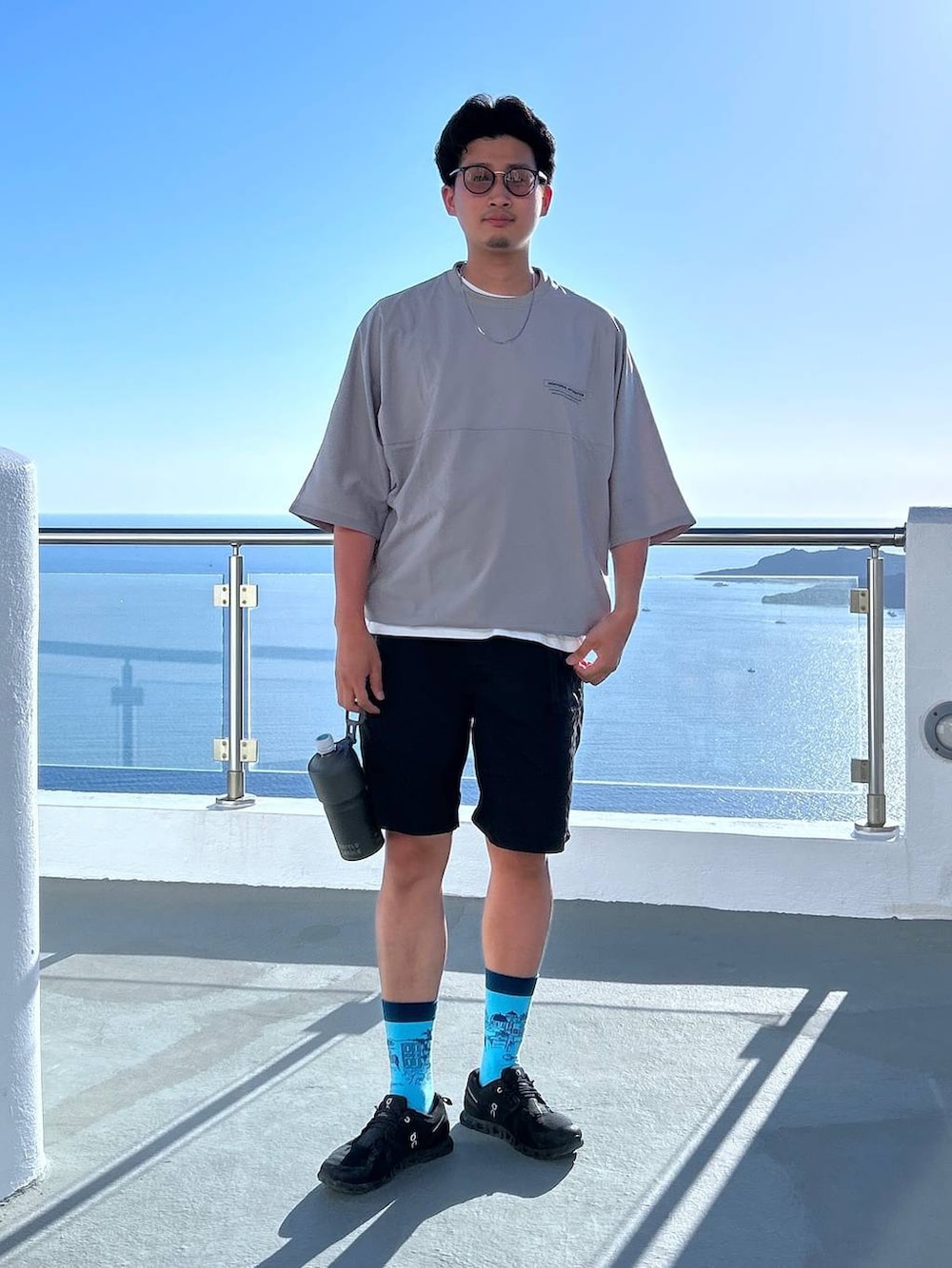 グレー系のTシャツ/カットソー、ホワイト系のTシャツ/カットソー、ブラック系のその他パンツを着用したメンズの夏コーディネートの2枚目の写真