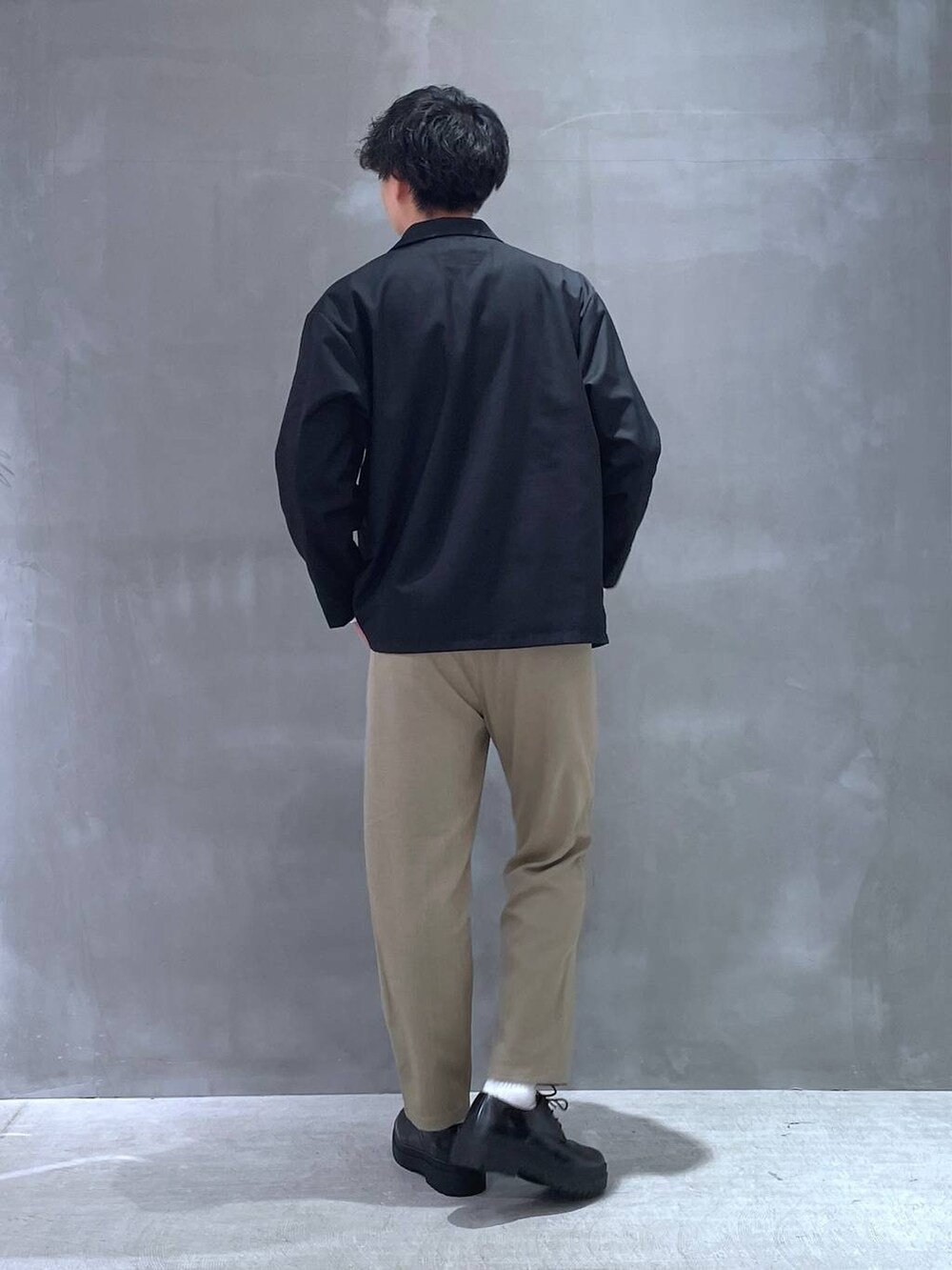 ブラック系のドレスシューズ、ベージュ系のその他パンツ、ブラック系のテーラードジャケットを着用したメンズの春コーディネートの3枚目の写真