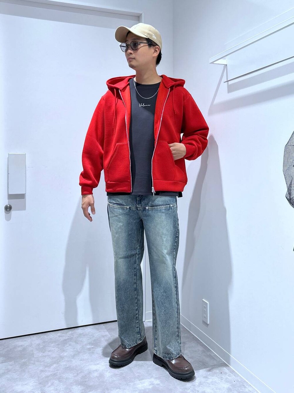 ブラウン系のローファー、ブルー系のデニムパンツ、ブラック系のTシャツ/カットソーを着用したメンズの秋コーディネートの2枚目の写真