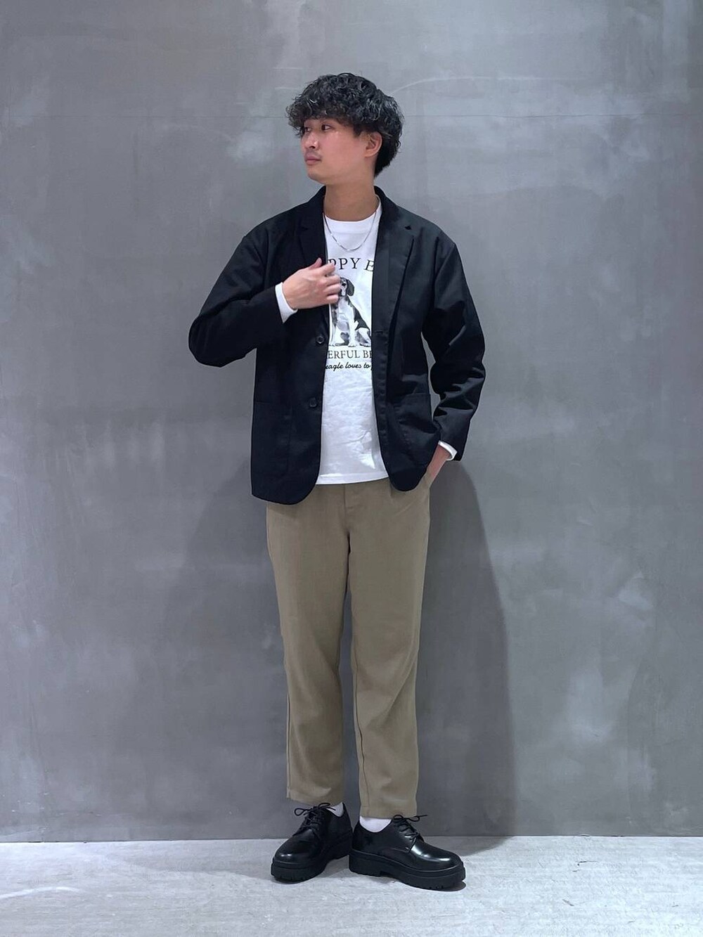 ブラック系のドレスシューズ、ベージュ系のその他パンツ、ブラック系のテーラードジャケットを着用したメンズの春コーディネートの2枚目の写真