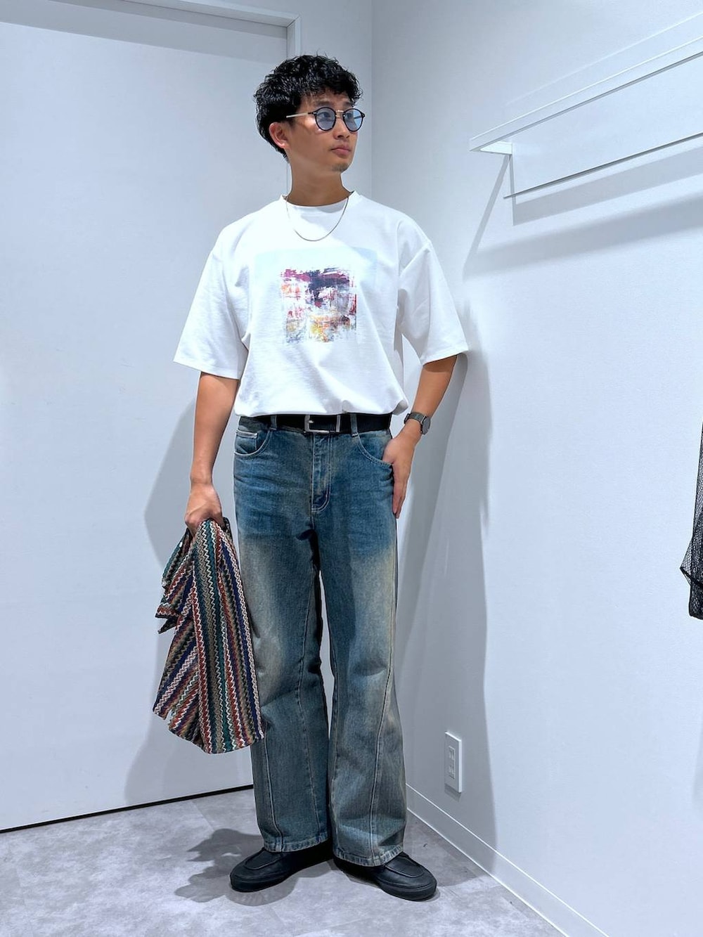 ブルー系のデニムパンツ、ホワイト系のTシャツ/カットソー、グリーン系のシャツ/ブラウスを着用したメンズの春コーディネートの2枚目の写真