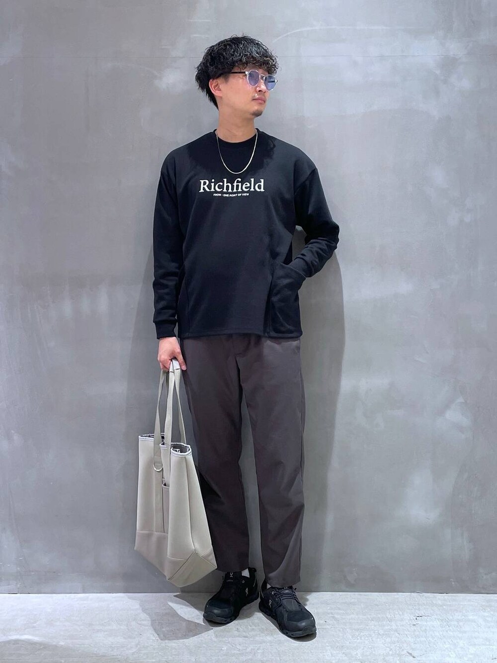 グレー系のその他パンツ、ブラック系のTシャツ/カットソー、グレー系のトートバッグを着用したメンズの冬コーディネートの3枚目の写真