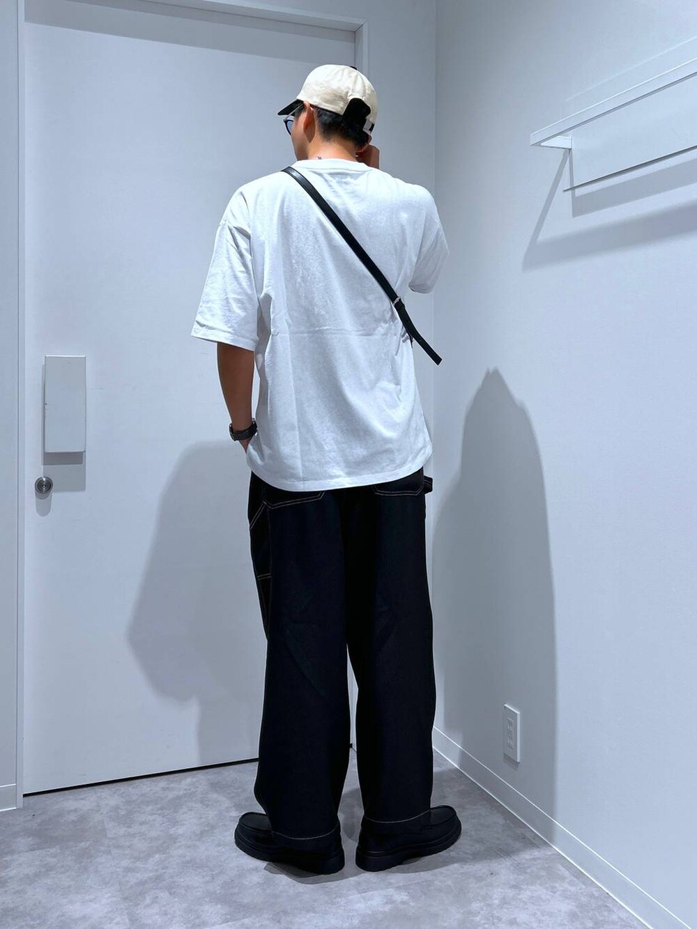 ブラック系のローファー、ブラック系のショルダーバッグ、ブラック系のその他パンツを着用したメンズの春コーディネートの3枚目の写真