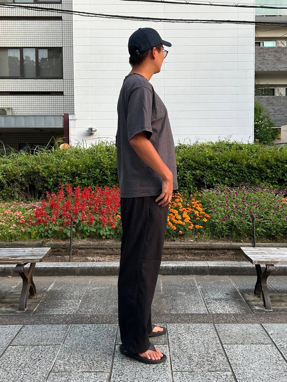 ブラック系のTシャツ/カットソー、ブラック系のその他パンツ、ブラック系のサンダルを着用したメンズの夏コーディネートの5枚目の写真