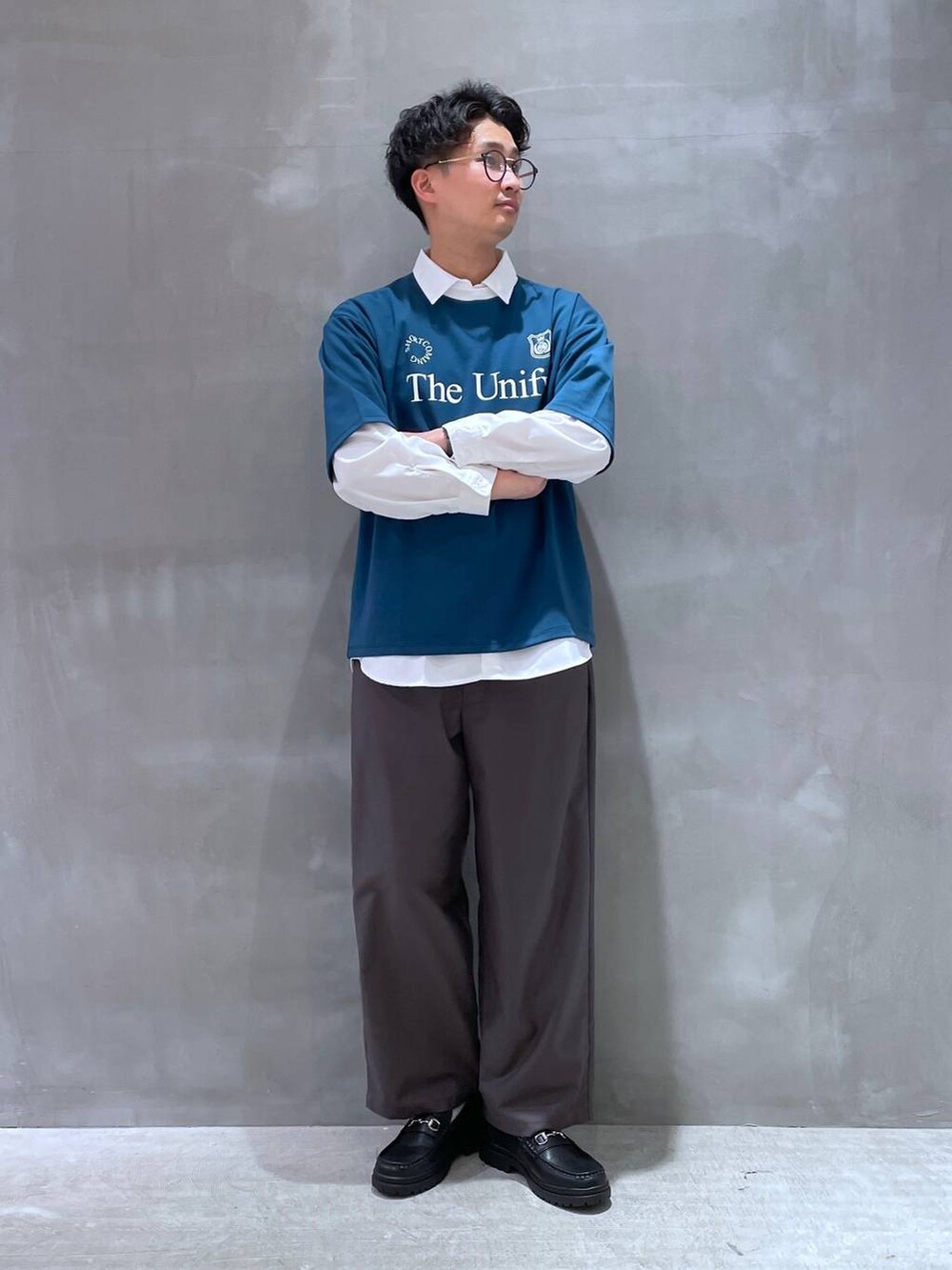 ブラック系のローファー、グレー系のその他パンツ、ホワイト系のシャツ/ブラウスを着用したメンズの春コーディネートの4枚目の写真