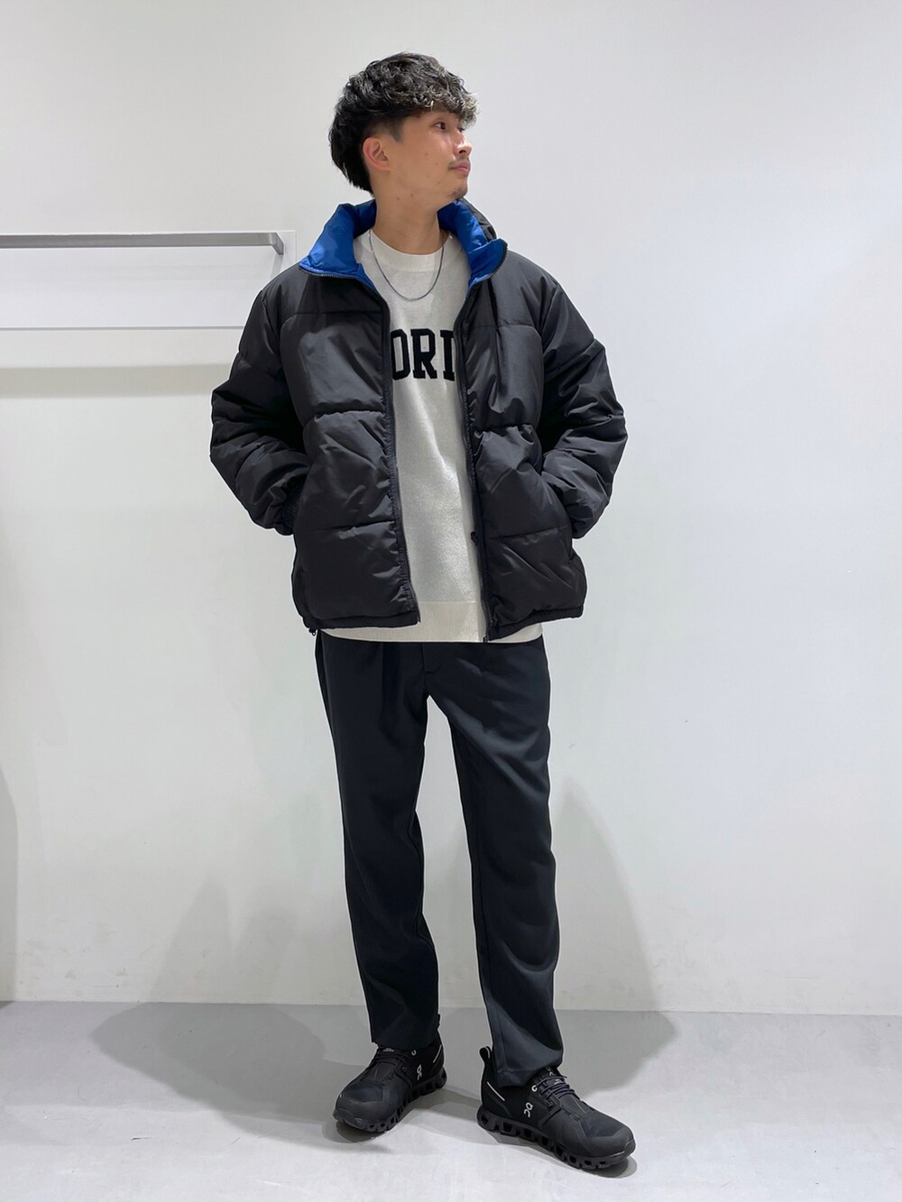 ブラック系のブルゾン、ブラック系のその他パンツ、ホワイト系のニット/セーターを着用したメンズの冬コーディネートの3枚目の写真