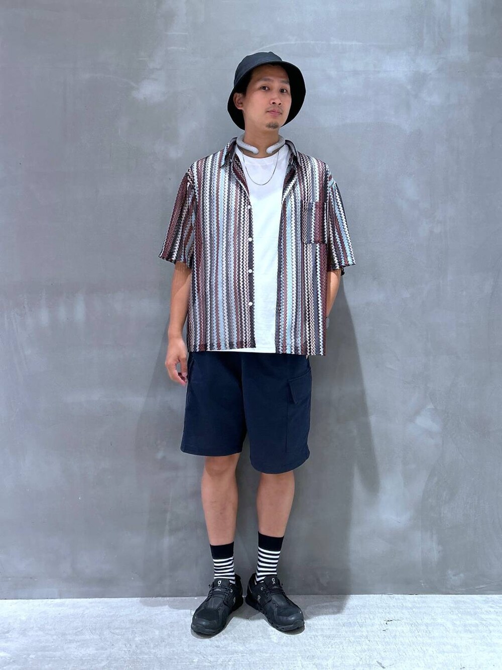 レッド系のシャツ/ブラウス、ホワイト系のTシャツ/カットソー、ブルー系のその他パンツを着用したメンズの夏コーディネートの2枚目の写真