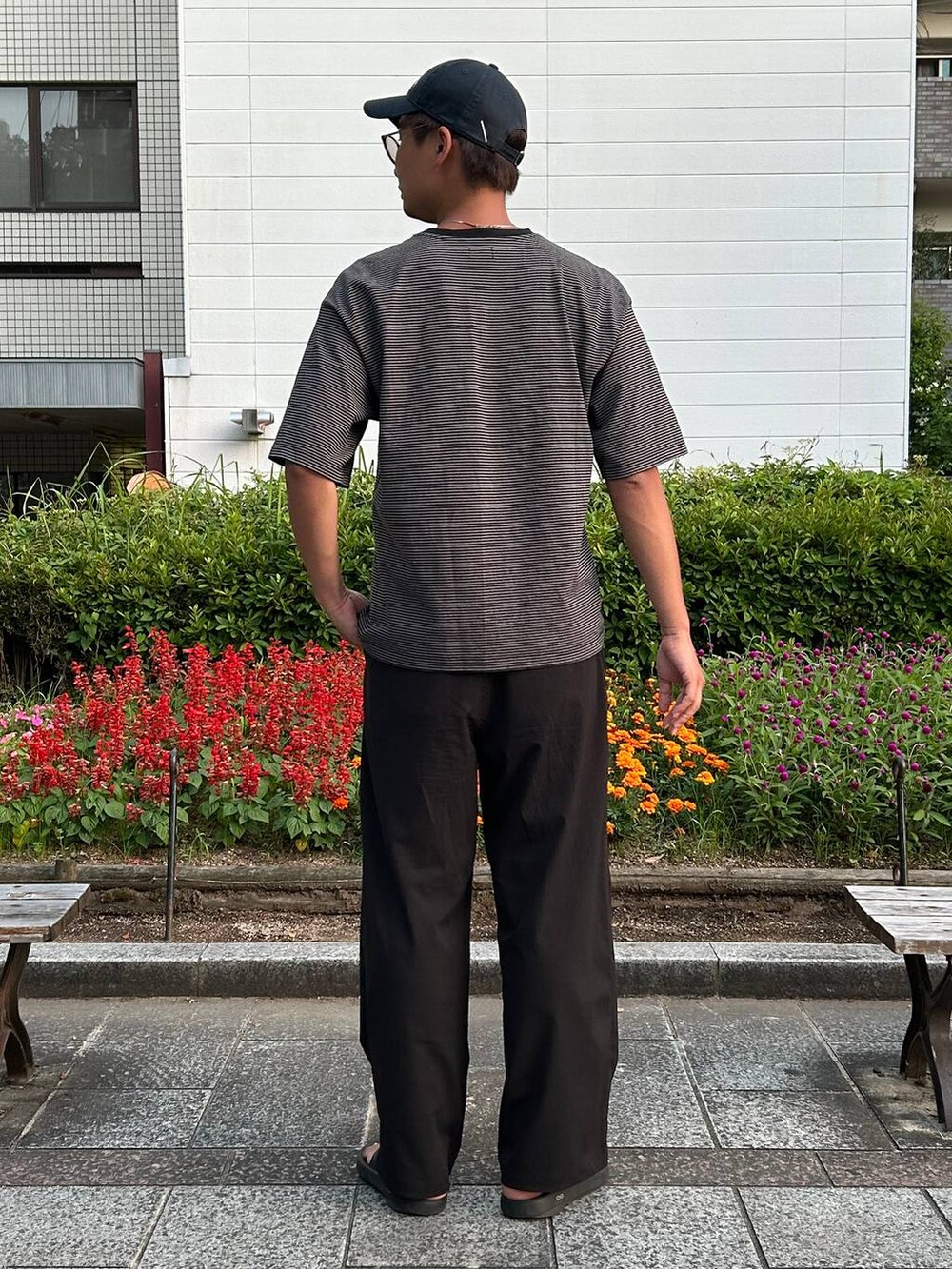 ブラック系のTシャツ/カットソー、ブラック系のその他パンツ、ブラック系のサンダルを着用したメンズの夏コーディネートの2枚目の写真