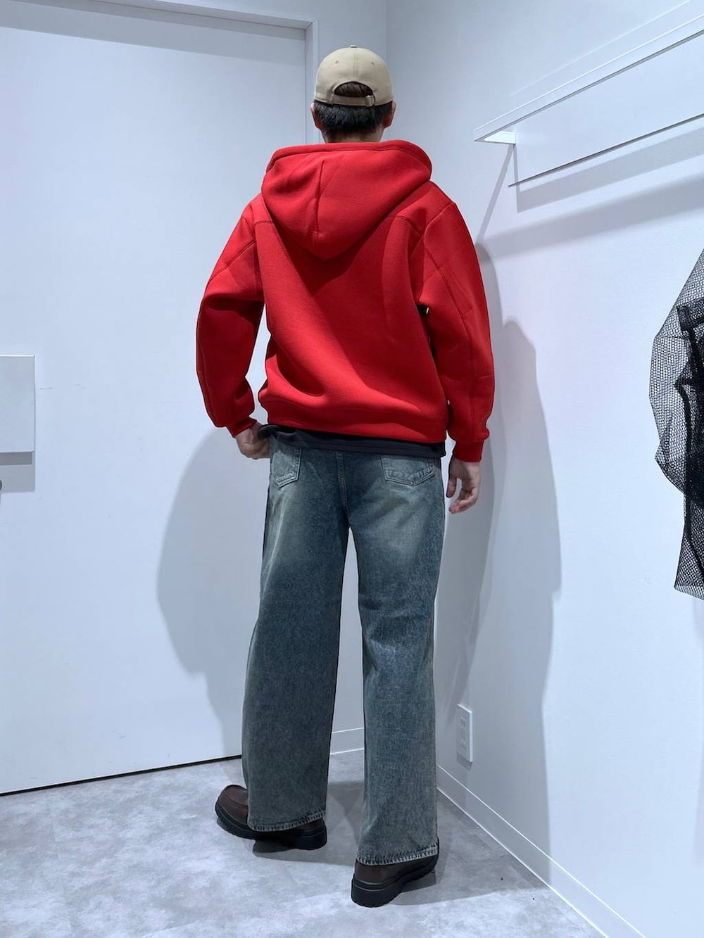 ブラウン系のローファー、ブルー系のデニムパンツ、ブラック系のTシャツ/カットソーを着用したメンズの秋コーディネートの3枚目の写真