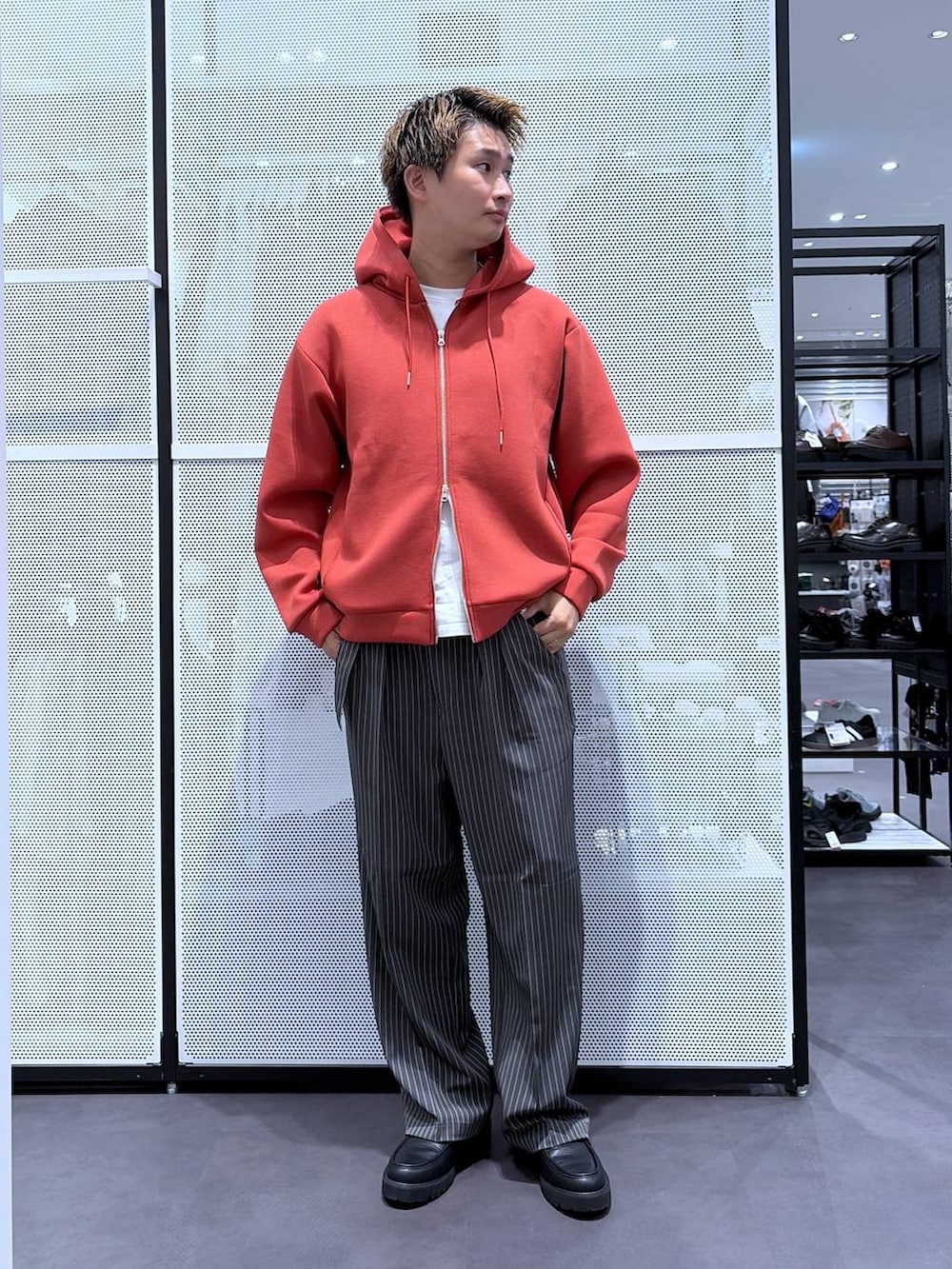 オレンジ系のパーカー、ホワイト系のTシャツ/カットソーを着用したメンズの秋コーディネートの2枚目の写真