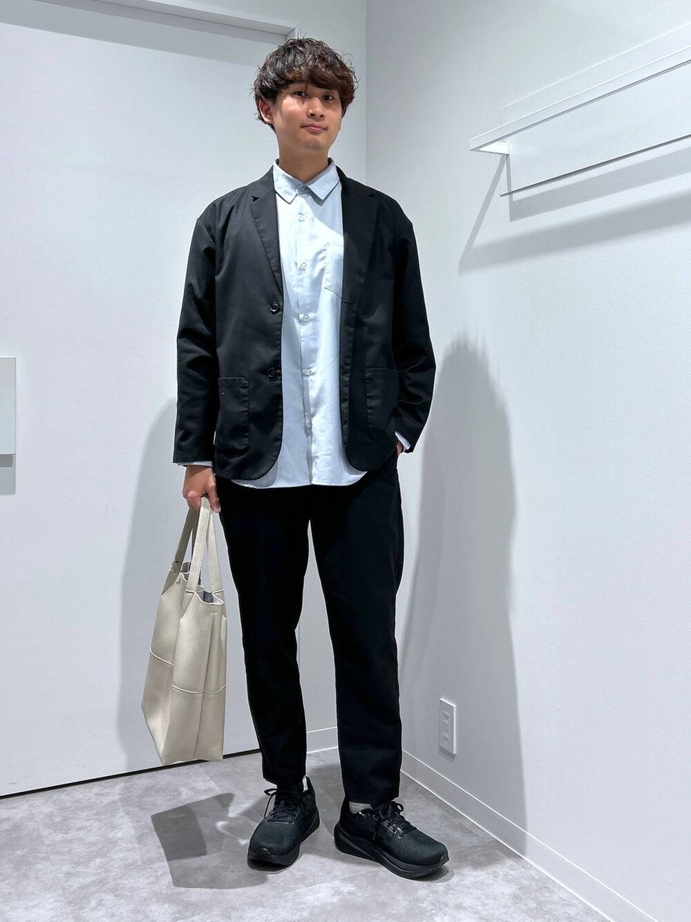 「高身長、カジュアル、女子ウケ、休日コーデ、デート/ロマンティック、ワンマイル、楽ちんコーデ、ラフ、ベーシック/シンプル、旅行、プチプラ、LAKOLE、スニーカー、セットアップ、ジャケット」｜「LAKOLEの【New Balance/ニューバランス】FuelCell Propel v5 / 103688（スニーカー、ブラック系）」を使った、Takuさん（メンズ・180cm）の冬コーディネートの2枚目の写真
