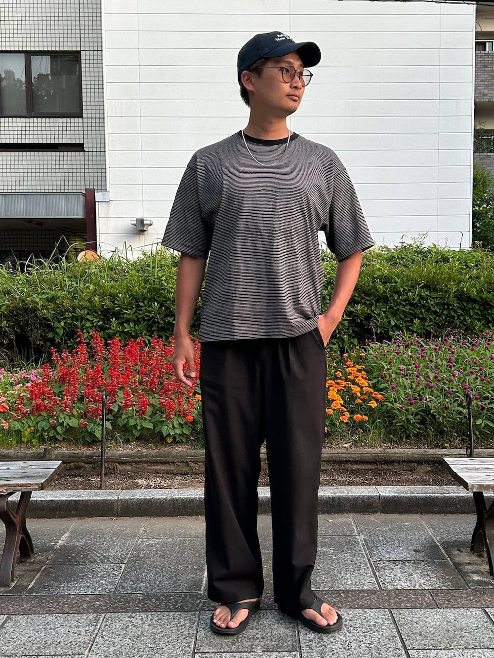 ブラック系のTシャツ/カットソー、ブラック系のその他パンツ、ブラック系のサンダルを着用したメンズの夏コーディネートの3枚目の写真