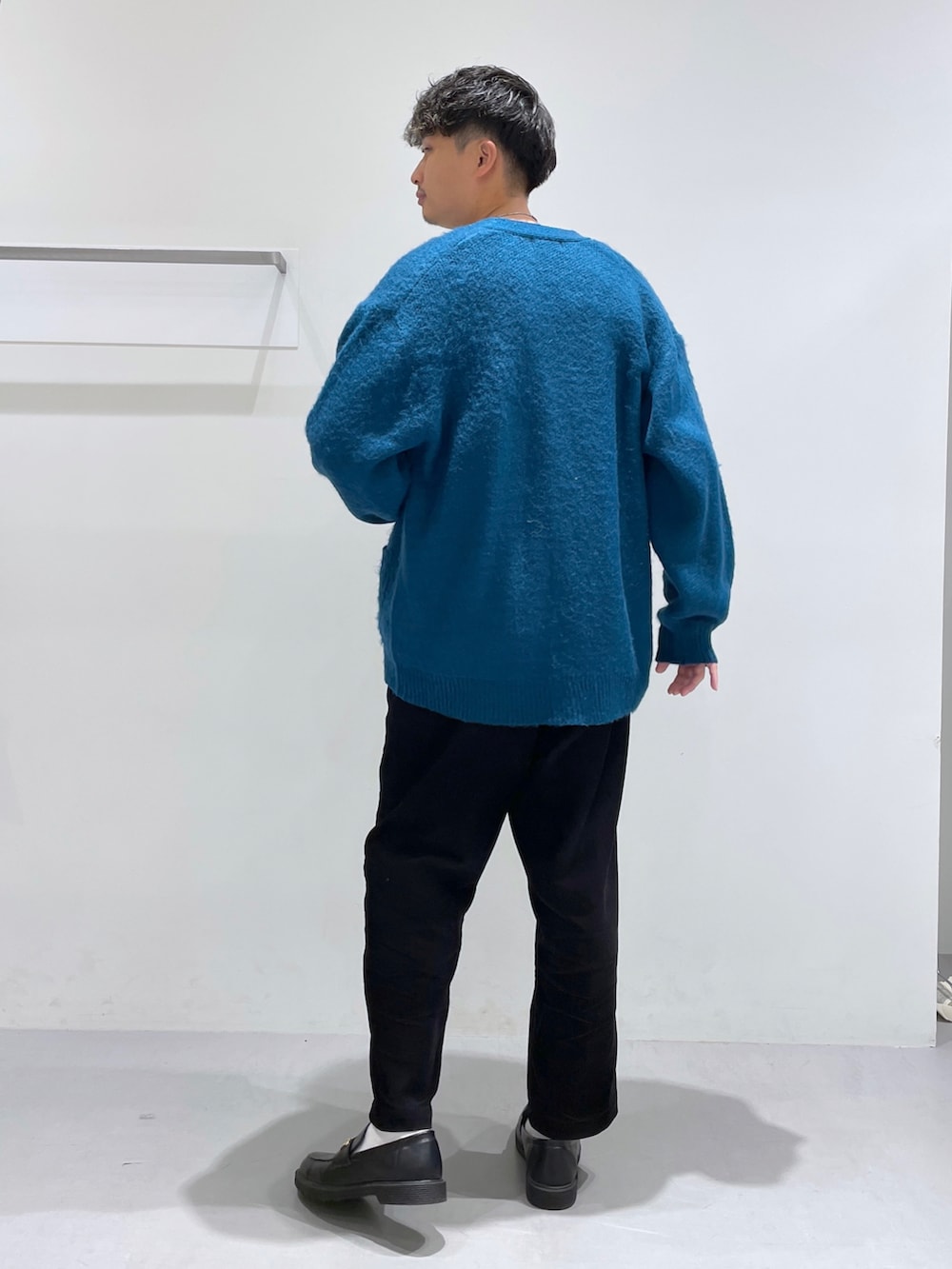 ブラック系のその他パンツ、ブラック系のローファー、ブルー系のカーディガン/ボレロを着用したメンズの冬コーディネートの3枚目の写真