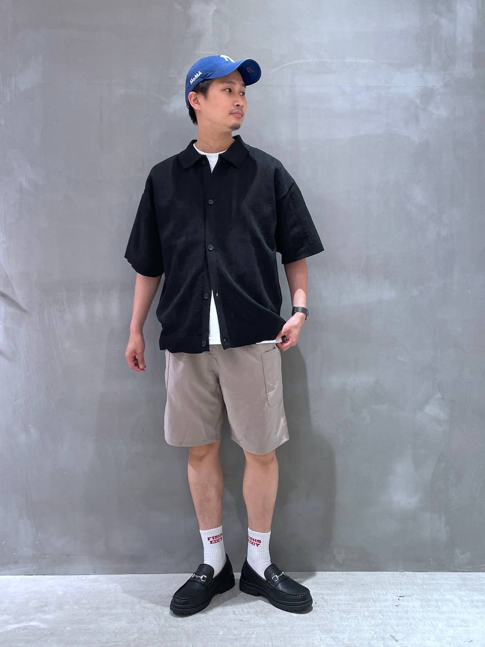 ブラック系のニット/セーター、ホワイト系のTシャツ/カットソー、グレー系のシャツ/ブラウスを着用したメンズの春コーディネートの2枚目の写真