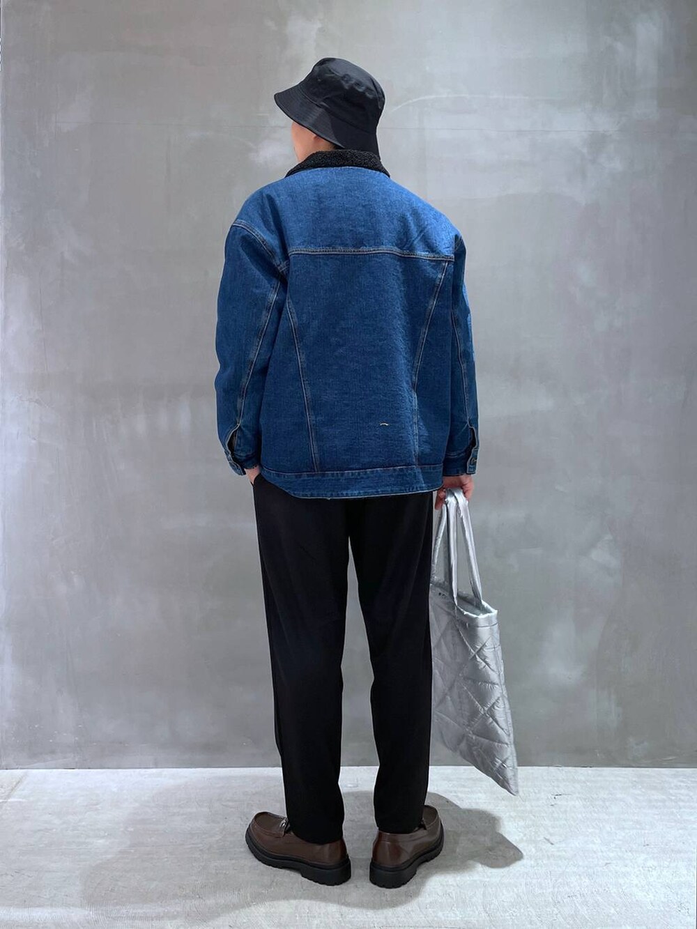 ブラウン系のローファー、ホワイト系のニット/セーター、ブラック系のその他パンツを着用したメンズの冬コーディネートの2枚目の写真