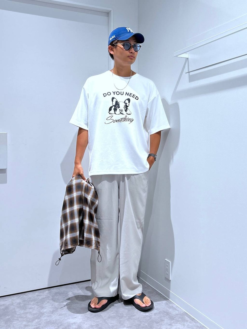 ホワイト系のTシャツ/カットソー、ベージュ系のその他パンツ、ブラウン系のシャツ/ブラウスを着用したメンズの夏コーディネートの3枚目の写真