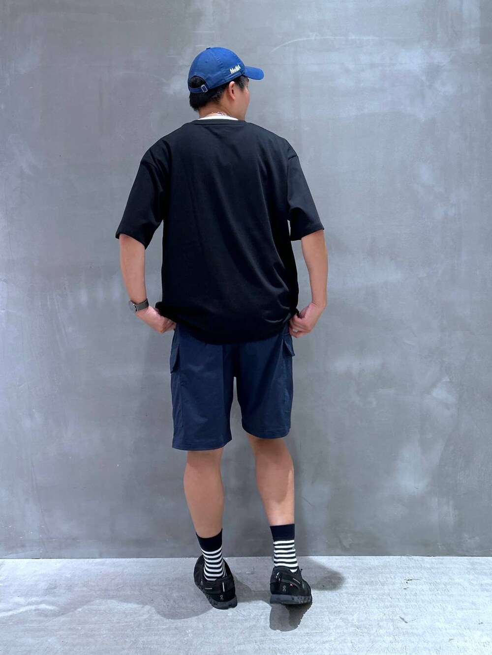 ホワイト系のTシャツ/カットソー、ブラック系のTシャツ/カットソー、ブルー系のその他パンツを着用したメンズの夏コーディネートの3枚目の写真