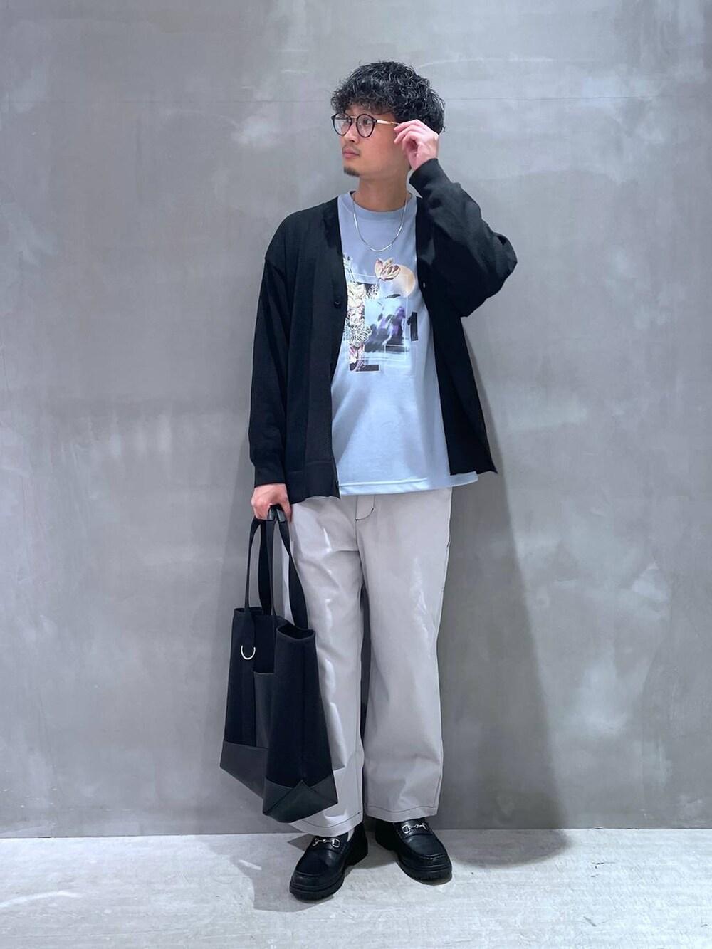 グレー系のその他パンツ、ブラック系のローファー、ブラック系のカーディガン/ボレロを着用したメンズの冬コーディネートの4枚目の写真