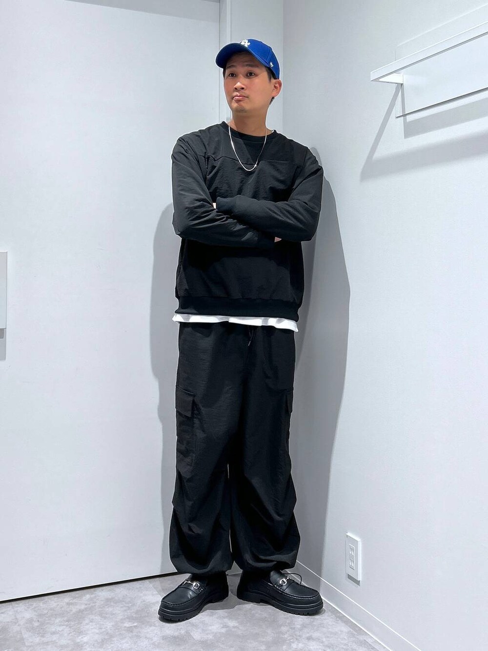 ホワイト系のTシャツ/カットソー、ブラック系のローファー、ブラック系のカーゴパンツを着用したメンズの冬コーディネートの3枚目の写真