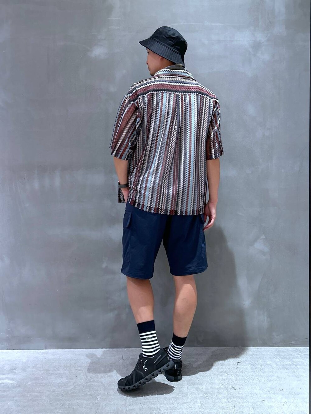 レッド系のシャツ/ブラウス、ホワイト系のTシャツ/カットソー、ブルー系のその他パンツを着用したメンズの夏コーディネートの3枚目の写真