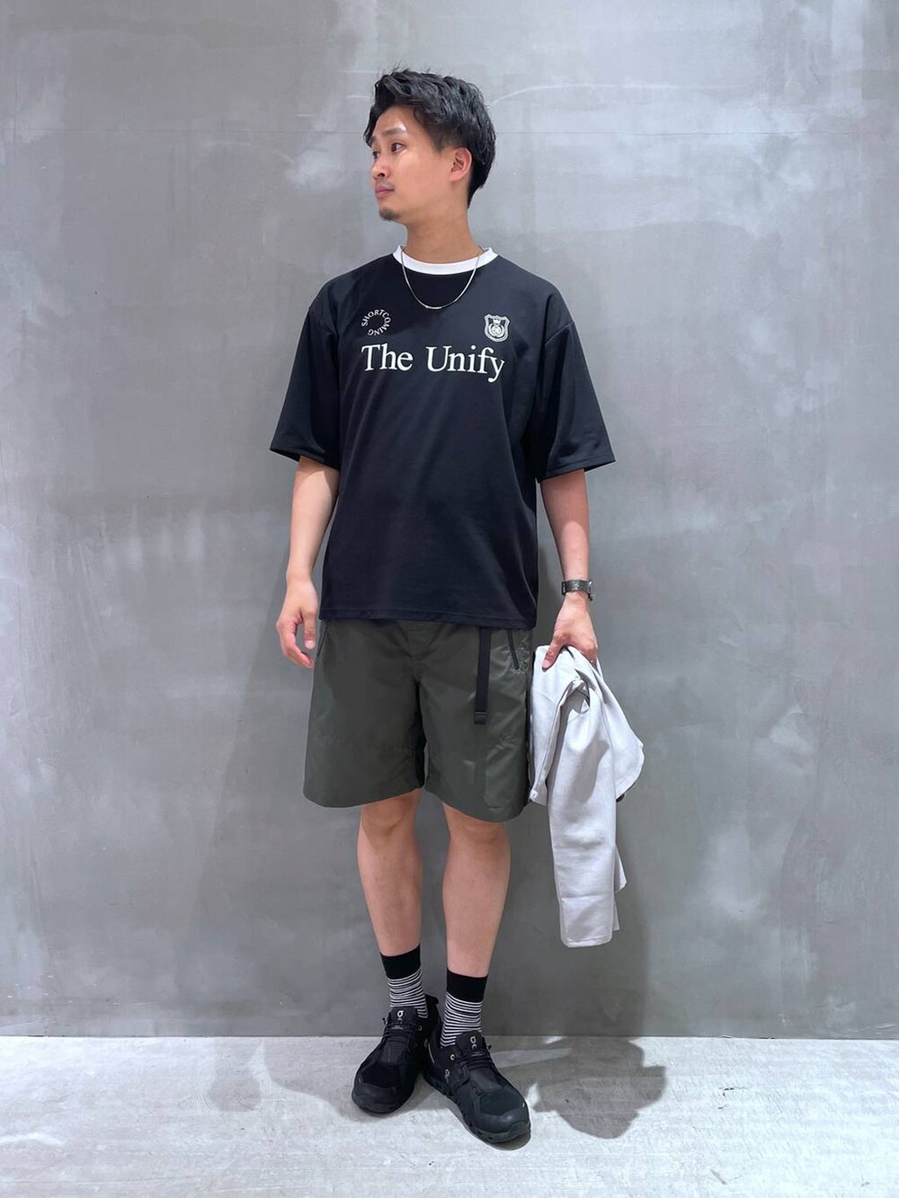 グレー系のシャツ/ブラウス、ブラック系のTシャツ/カットソー、グリーン系のその他パンツを着用したメンズの春コーディネートの2枚目の写真