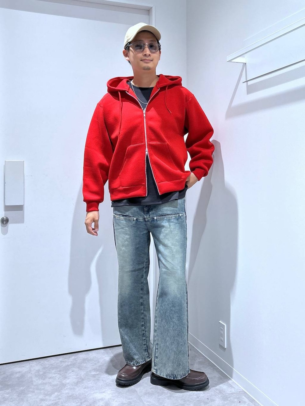 ブラウン系のローファー、ブルー系のデニムパンツ、ブラック系のTシャツ/カットソーを着用したメンズの秋コーディネートの4枚目の写真