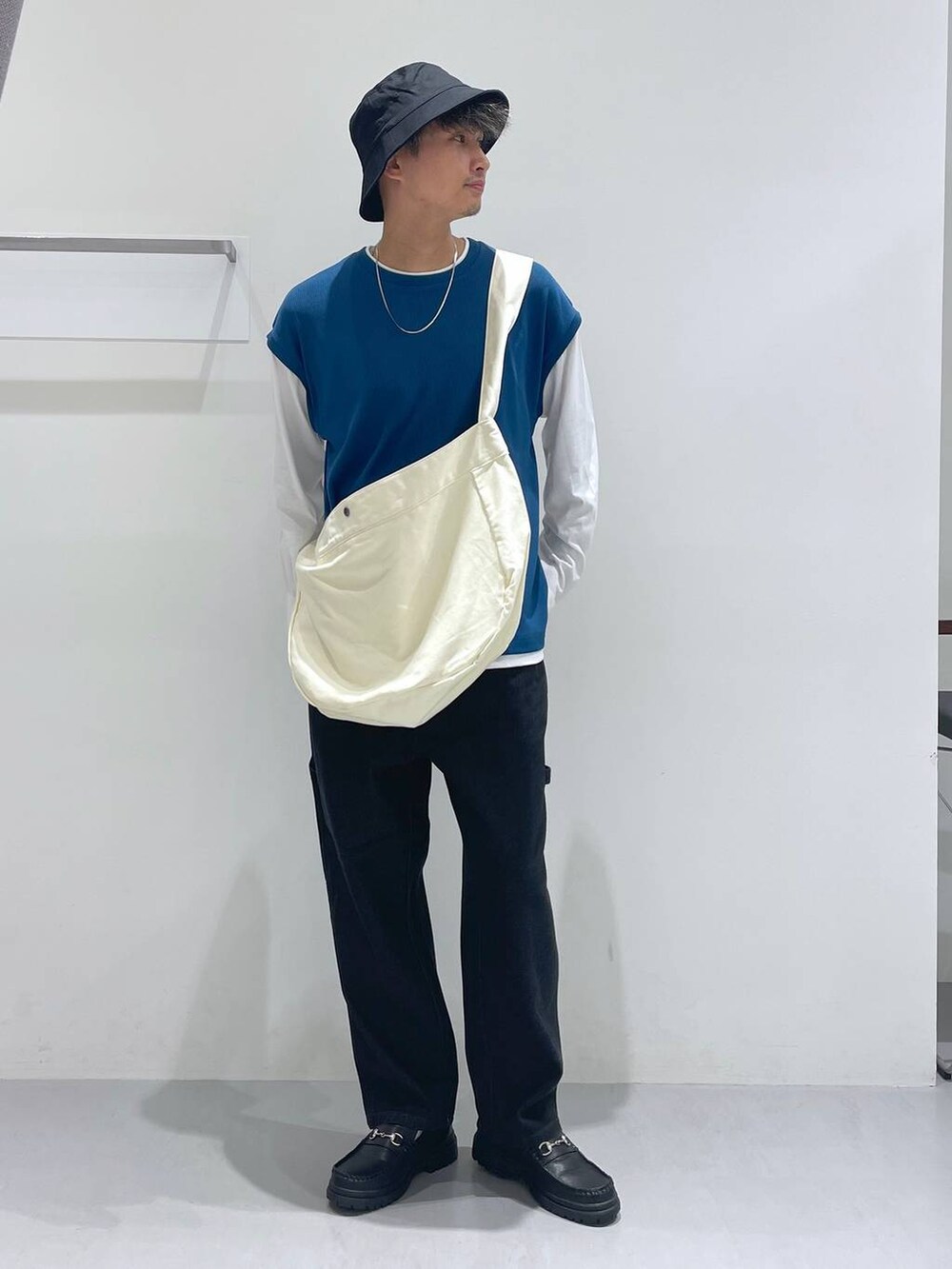 ブラック系のローファー、ベージュ系のショルダーバッグ、ブルー系のTシャツ/カットソーを着用したメンズの夏コーディネートの4枚目の写真