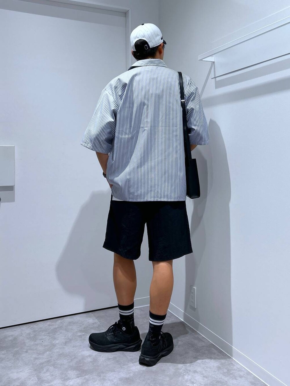 ブラック系のスニーカー、ブラック系のその他パンツ、ブルー系のシャツ/ブラウスを着用したメンズの春コーディネートの2枚目の写真