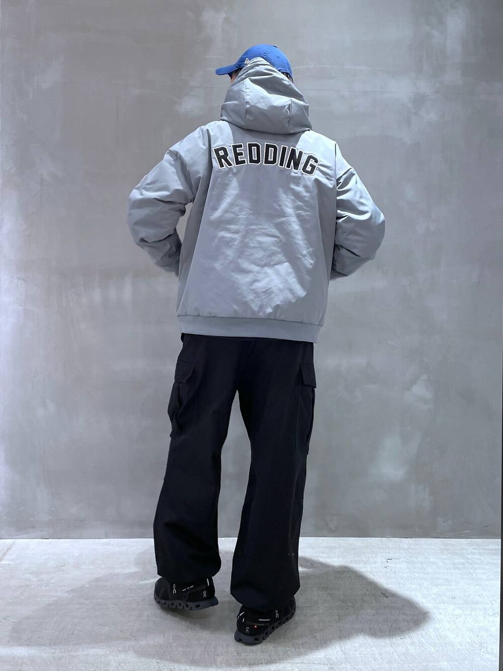 ブラック系のカーゴパンツ、ブルー系のその他トップスを着用したメンズの冬コーディネートの3枚目の写真