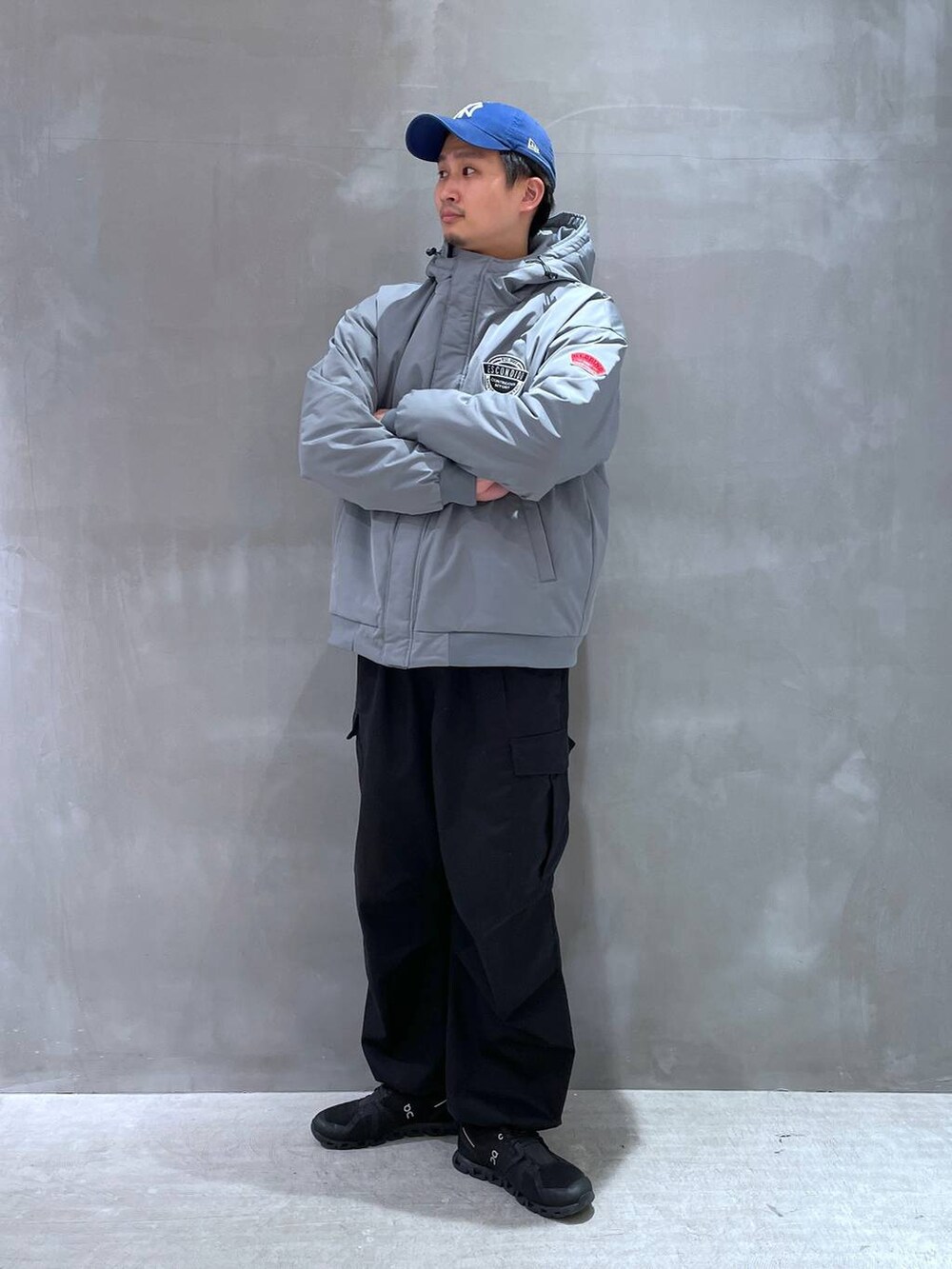 ブラック系のカーゴパンツ、ブルー系のその他トップスを着用したメンズの冬コーディネートの2枚目の写真