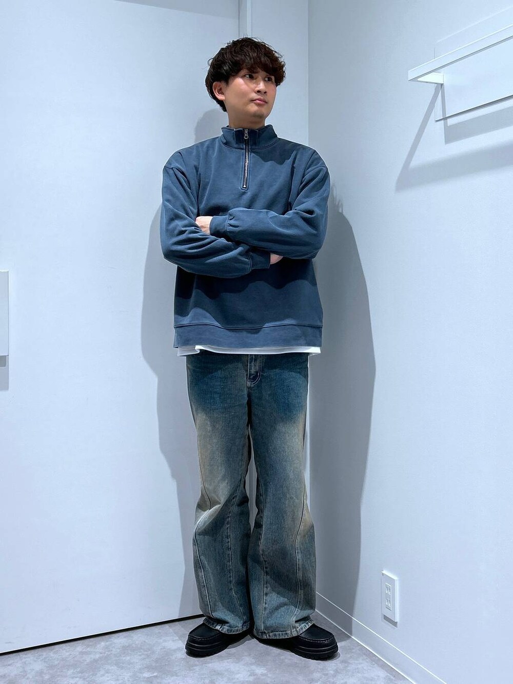 ホワイト系のTシャツ/カットソー、ブルー系のデニムパンツ、ブラック系のローファーを着用したメンズの冬コーディネートの2枚目の写真