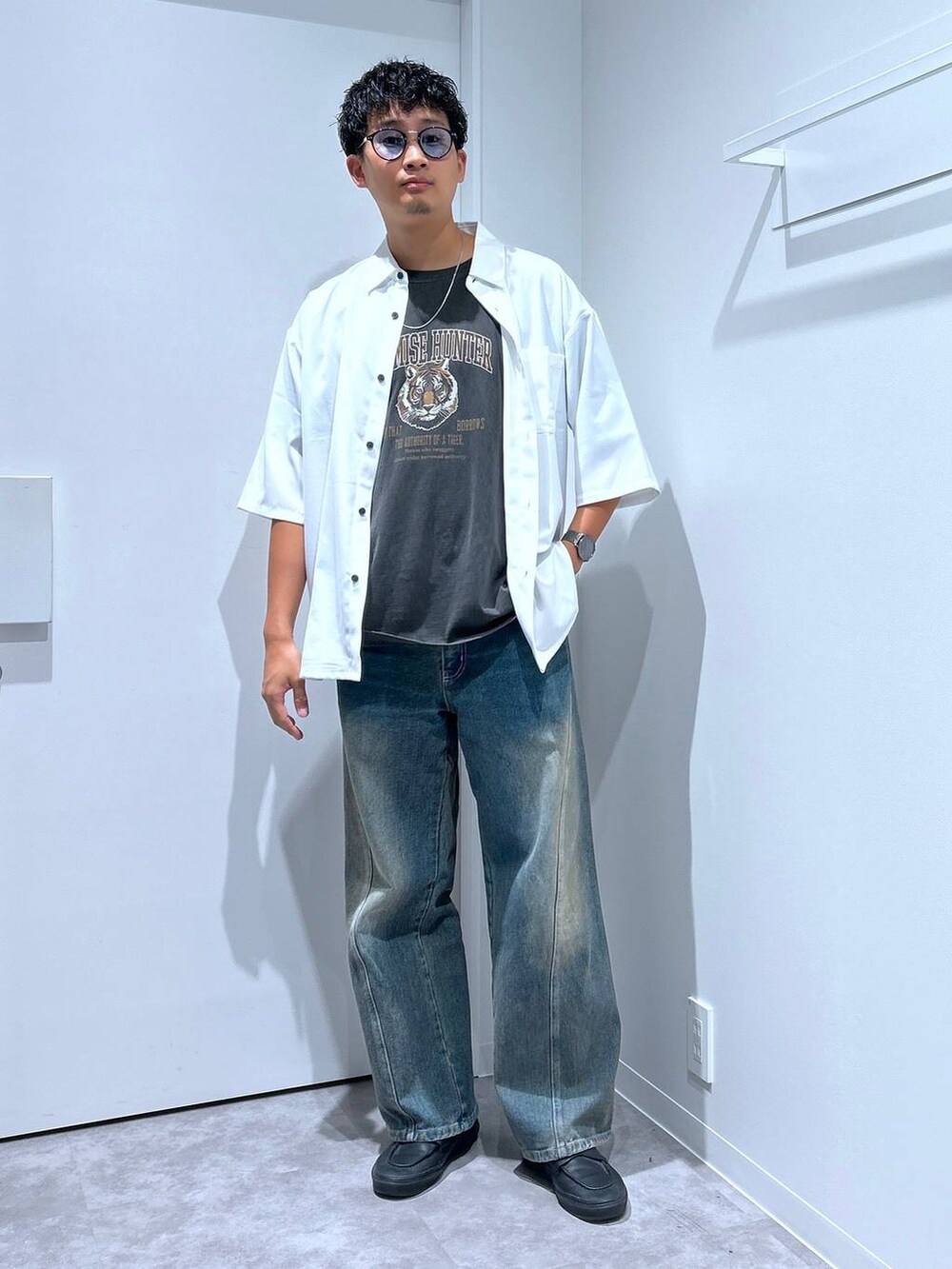 ブルー系のデニムパンツ、ホワイト系のシャツ/ブラウス、グレー系のTシャツ/カットソーを着用したメンズの春コーディネートの2枚目の写真