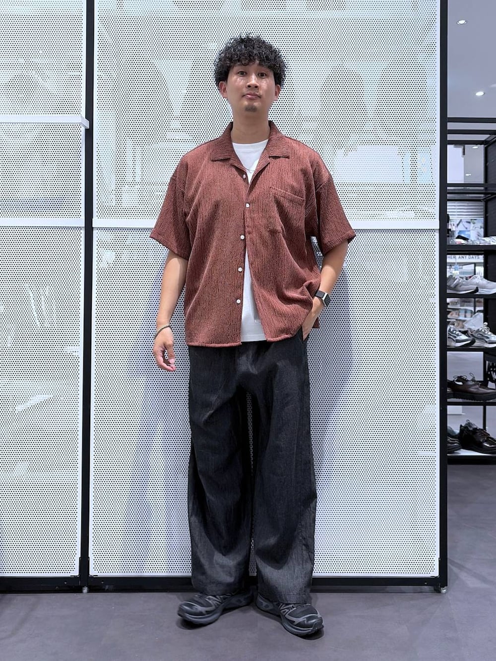ホワイト系のタンクトップ、レッド系のシャツ/ブラウス、ブラック系のデニムパンツを着用したメンズの夏コーディネートの5枚目の写真