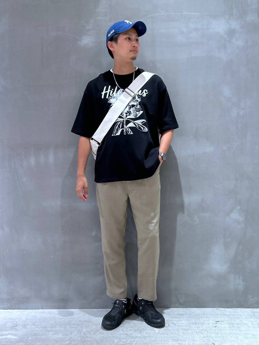 ベージュ系のショルダーバッグ、ベージュ系のその他パンツ、ブラック系のTシャツ/カットソーを着用したメンズの夏コーディネートの4枚目の写真