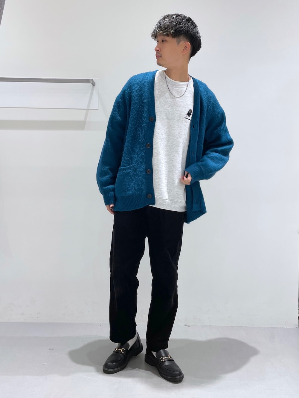 ブラック系のその他パンツ、ブラック系のローファー、ブルー系のカーディガン/ボレロを着用したメンズの冬コーディネートの2枚目の写真