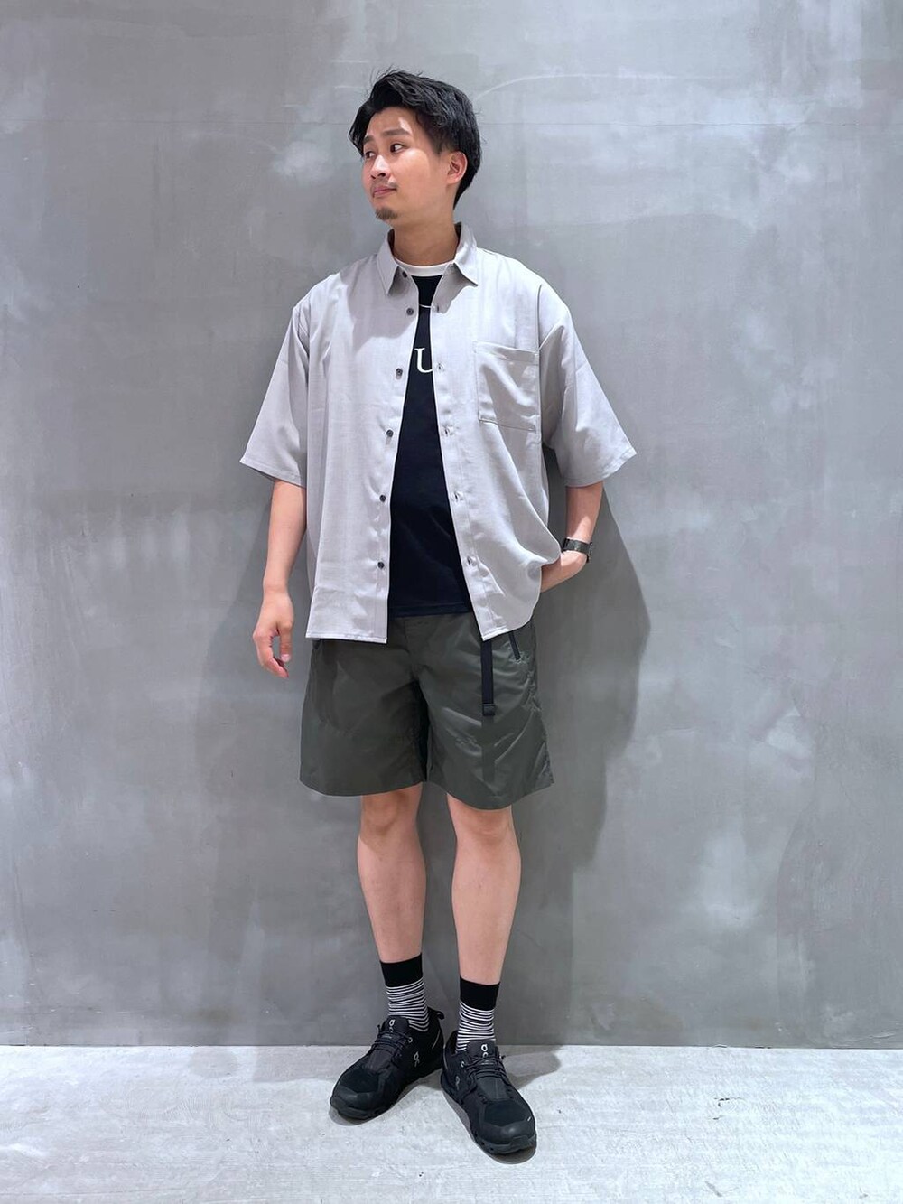 グレー系のシャツ/ブラウス、ブラック系のTシャツ/カットソー、グリーン系のその他パンツを着用したメンズの春コーディネートの4枚目の写真