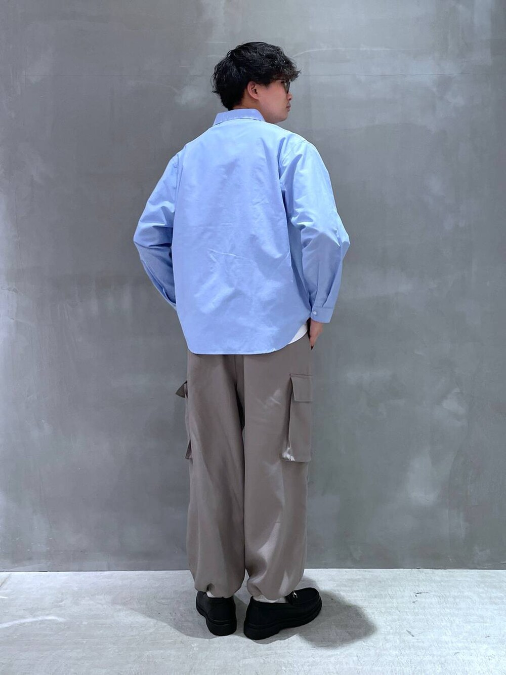 ホワイト系のTシャツ/カットソー、ブラック系のローファー、グレー系のカーゴパンツを着用したメンズの春コーディネートの3枚目の写真