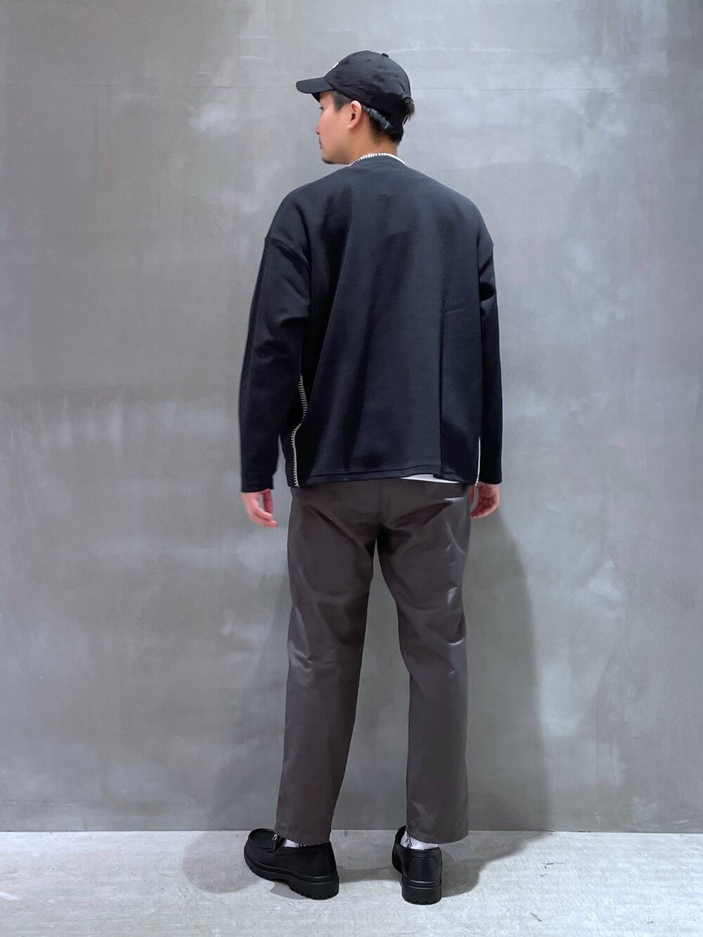 ブラック系のカーディガン/ボレロ、ブラック系のローファー、グレー系のその他パンツを着用したメンズの冬コーディネートの3枚目の写真