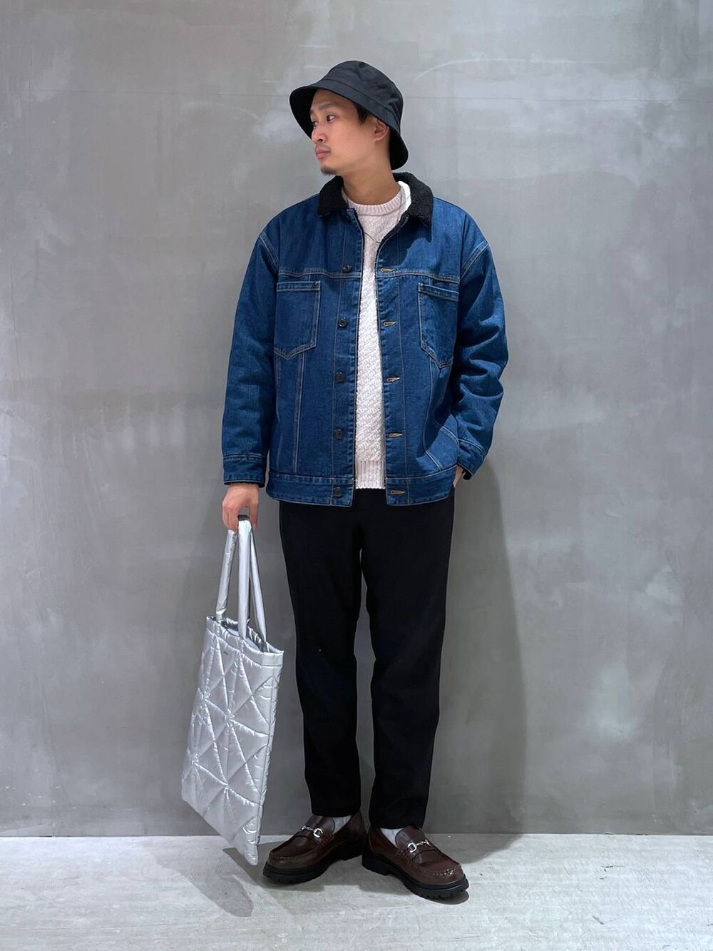 ブラウン系のローファー、ホワイト系のニット/セーター、ブラック系のその他パンツを着用したメンズの冬コーディネートの3枚目の写真