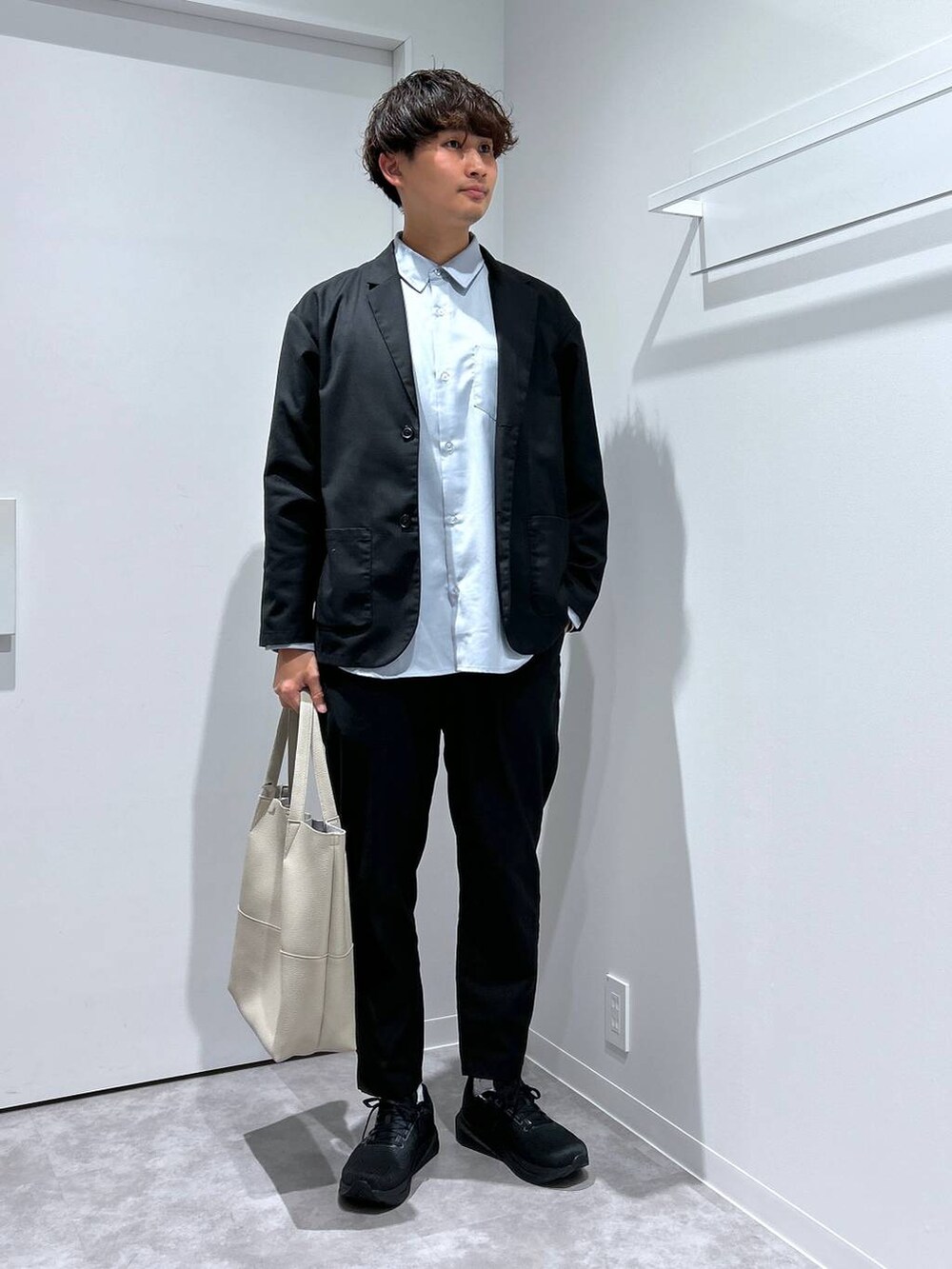 「高身長、カジュアル、女子ウケ、休日コーデ、デート/ロマンティック、ワンマイル、楽ちんコーデ、ラフ、ベーシック/シンプル、旅行、プチプラ、LAKOLE、スニーカー、セットアップ、ジャケット」｜「LAKOLEの【New Balance/ニューバランス】FuelCell Propel v5 / 103688（スニーカー、ブラック系）」を使った、Takuさん（メンズ・180cm）の冬コーディネートの4枚目の写真