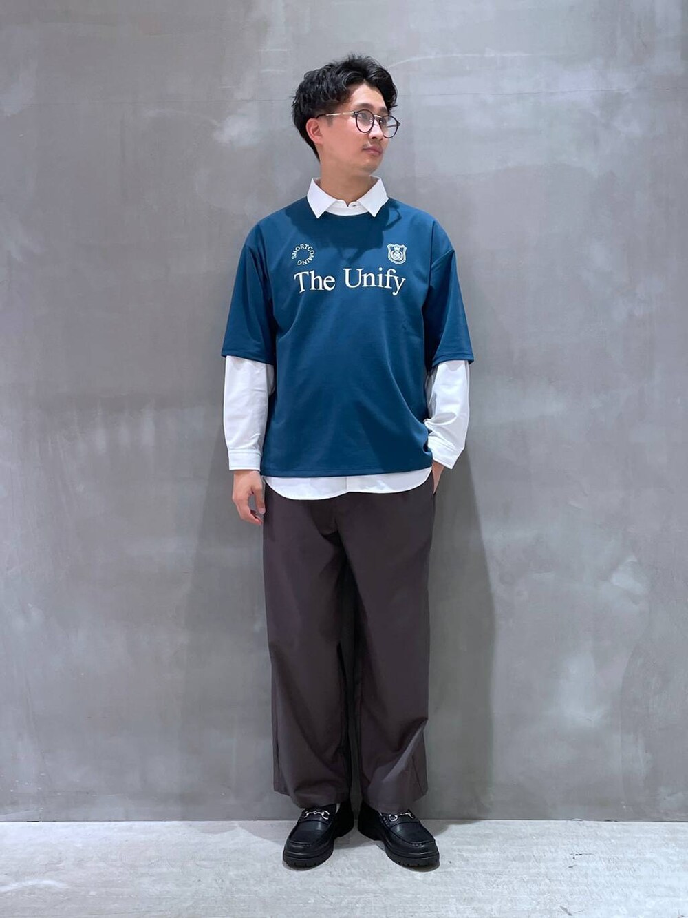 ブラック系のローファー、グレー系のその他パンツ、ホワイト系のシャツ/ブラウスを着用したメンズの春コーディネートの2枚目の写真